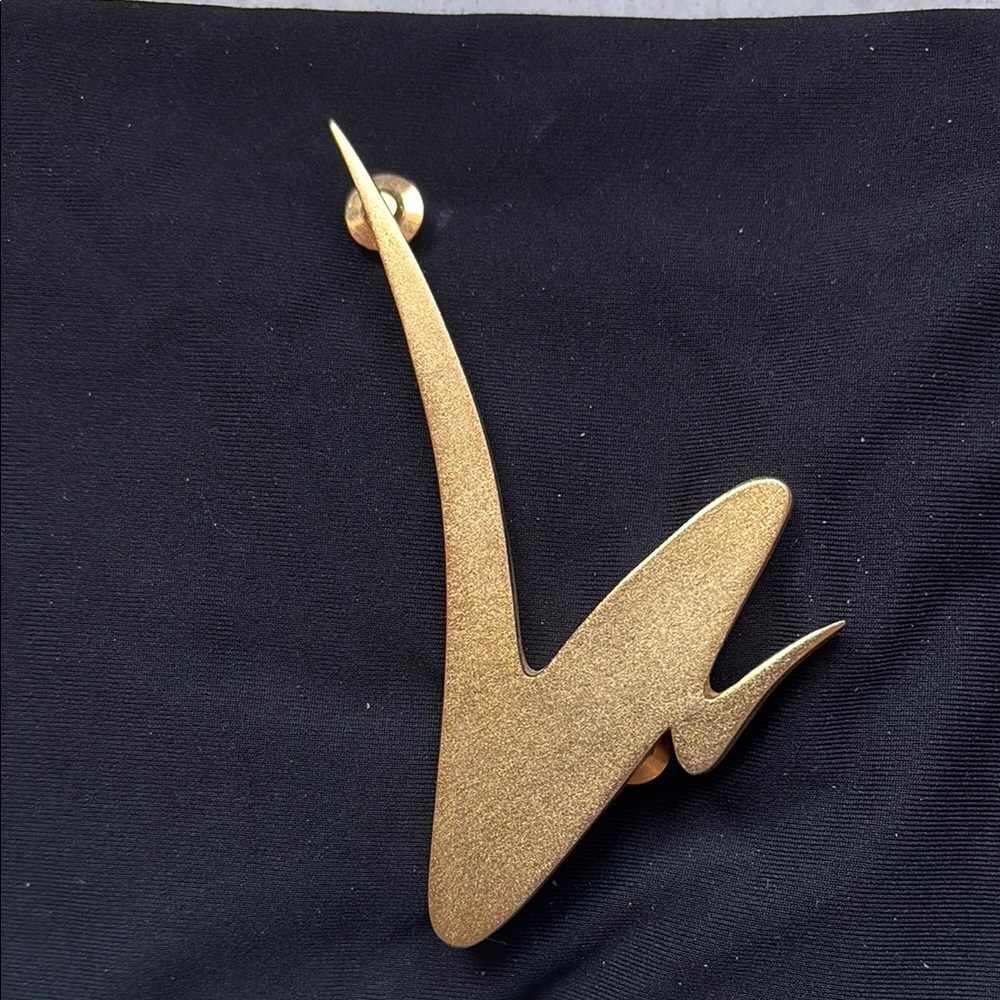 Lee Wolfe Signed Vintage Elegant Gold Brooch